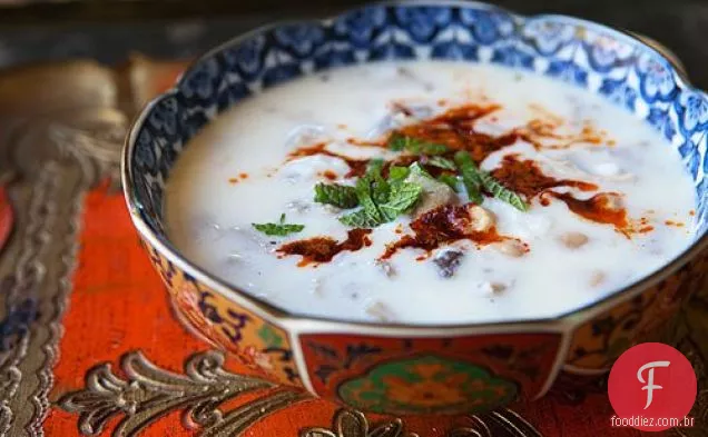 Sopa De Peru Picante Com Iogurte, Grão De Bico E Hortelã