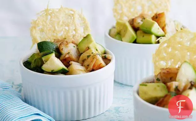 Salada de camarão e abacate com batatas fritas