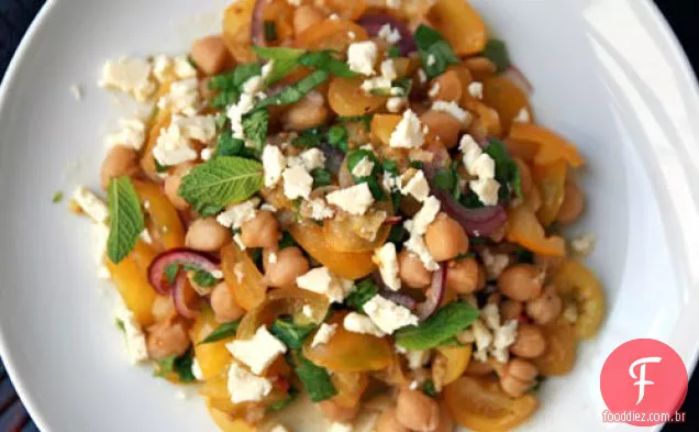 Jantar hoje à noite: salada de grão de bico com queijo Feta e hortelã