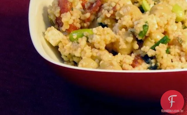 Saudável e delicioso: Cuscuz com grão de bico, tomate e Edamame