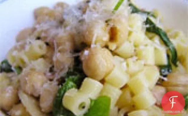 Jantar hoje à noite: macarrão com espinafre, grão de bico e Bacon