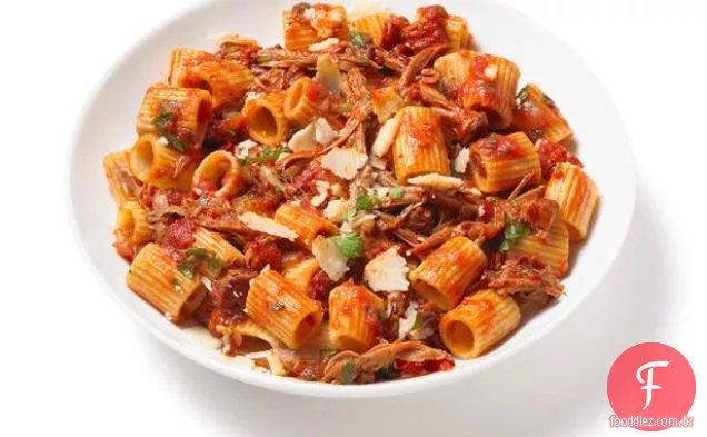 Rigatoni Com Molho De Miudezas Refogado