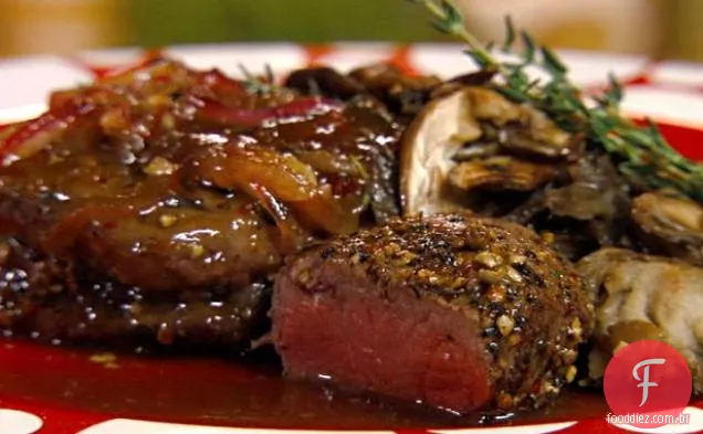 Bifes com Melange de pimenta e marmelada de cebola doce