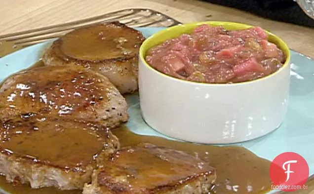 Costeletas de porco salteadas com molho de Panela de xerez, Chutney de ruibarbo