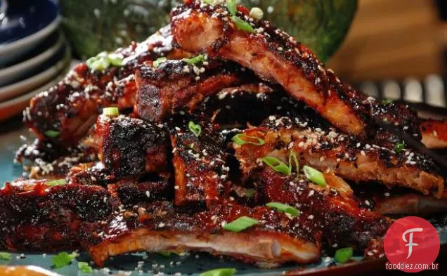Tempero Asiático esfregou costelas com molho de churrasco de abacaxi e gengibre e sementes de gergelim preto e branco