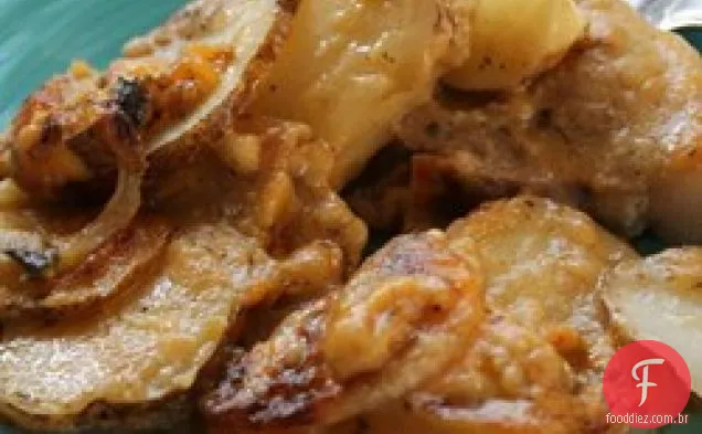 Costeletas de porco com batatas Scalloped cremosas