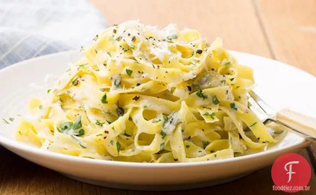 Macarrão com Pecorino e pimenta