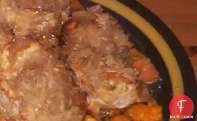 Costeletas de porco com maçãs, batatas doces e chucrute