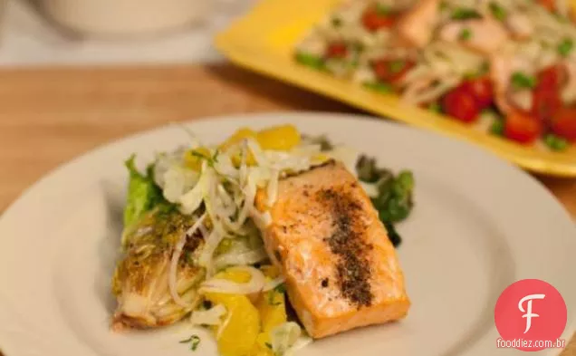 Salmão grelhado com salada de citrinos-erva-doce e Escarole grelhado