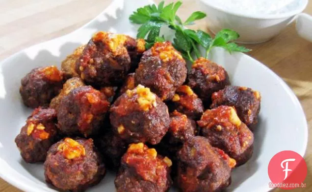 Almôndegas de canela e alho (com molho de tomate e queijo Feta)