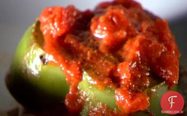 Pan frito bolo de carne em pimentas Tricolor