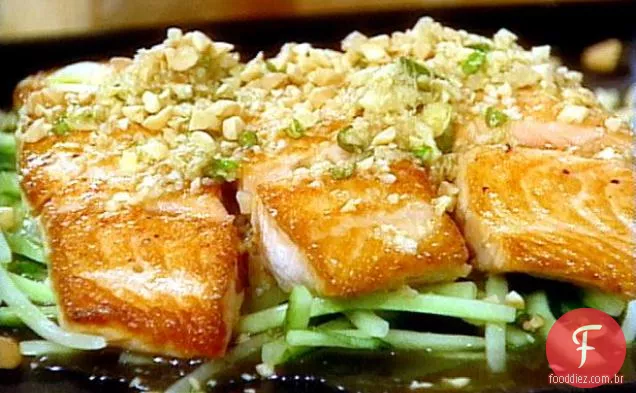 Salmão Assado com molho de limão e gengibre e amendoim