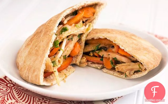 Pitas de frango com molho de amendoim
