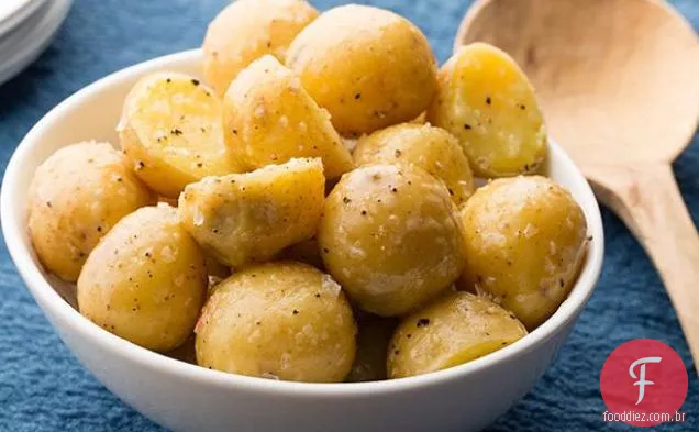 Batatas cozidas com manteiga