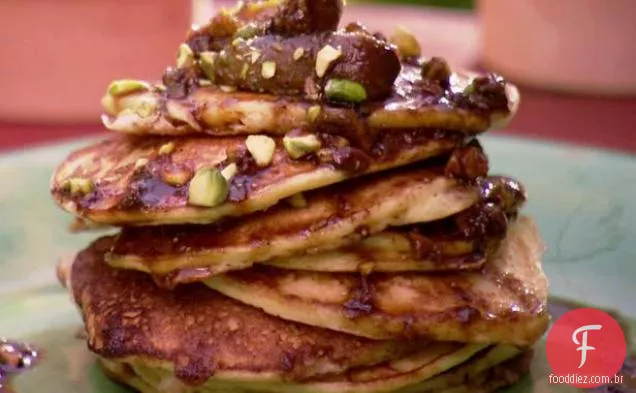 Panquecas de ricota laranja com figo caramelizado e compota de pistache