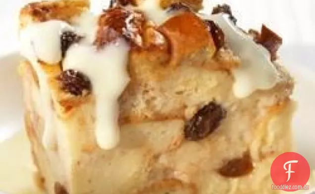 Pudim de pão de passas de Canela Com Molho De Iogurte De Baunilha