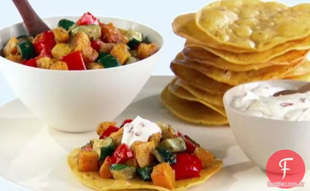 Tostadas vegetais torrados com creme Chipotle