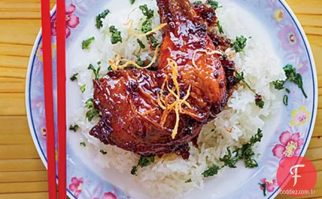 Frango com gengibre caramelizado com arroz pegajoso