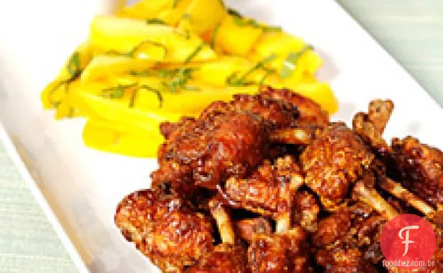 Asas de frango frito tailandês com molho quente e azedo e manga salgada