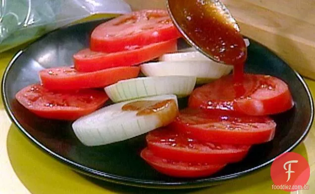 Salada de tomate e cebola Vidalia com molho de bife