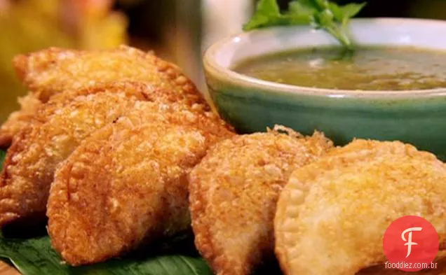 Empanadas de frango picante com Salsa Verde Laranja