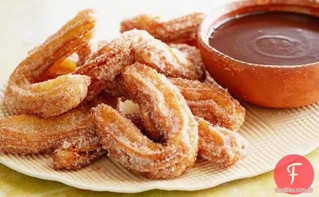 Churros de canela com molho de chocolate mexicano