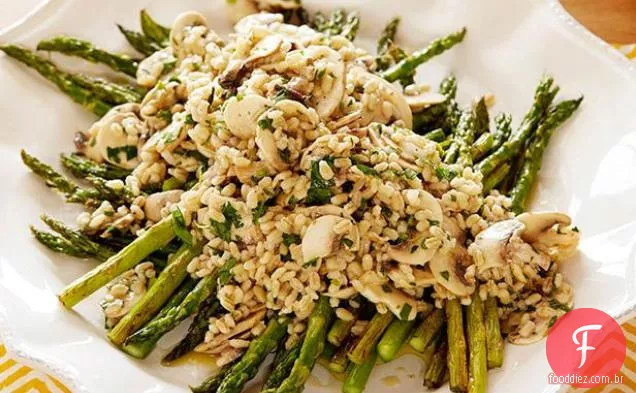 Cevada de cogumelo e salada de aspargos assados