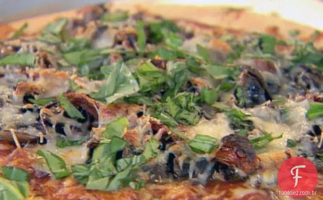 Pizza de cogumelos, cebola e manjericão