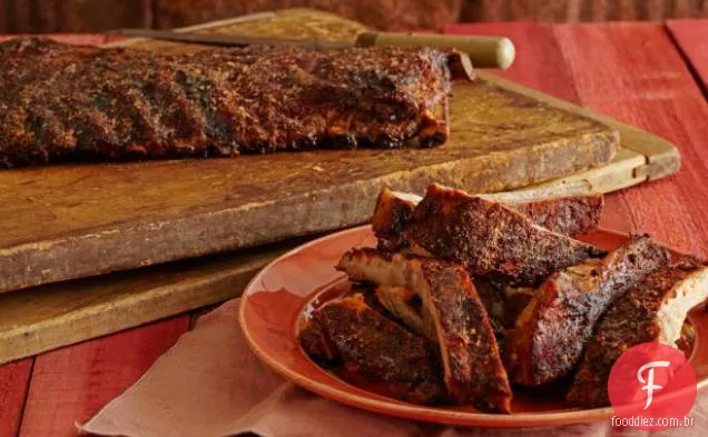 Spice esfregou costelas defumadas com Baste de rábano de bordo