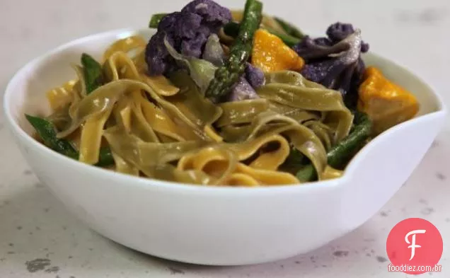 Macarrão De Palha e feno em estilo jardim com molho de cauda de Bagna