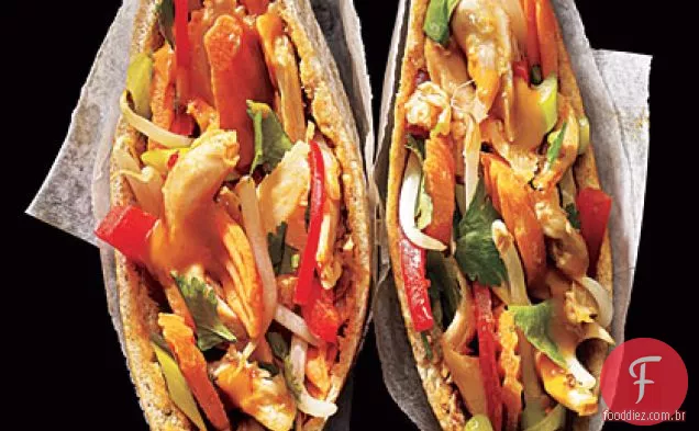 Pitas De Frango Com Molho De Amendoim