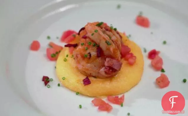 Camarão LoLa e grãos de Polenta Parmesão com tomate Basil Concasse