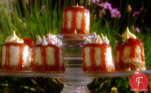 Cheesecake Petit Fours com esmalte cremoso de morango