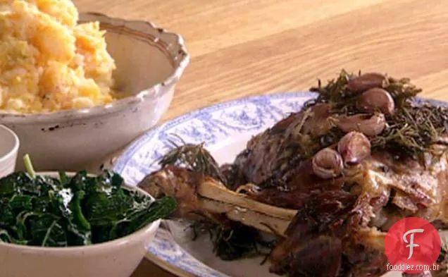 Incrível ombro assado de cordeiro com legumes e verduras esmagados