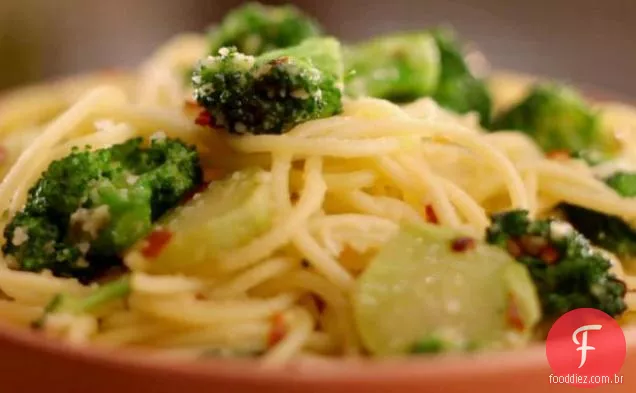 Espaguete e brócolis Aglio Olio