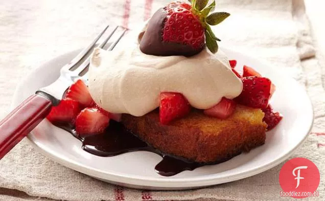 Bolo de Libra torrado com morangos e creme de Chocolate