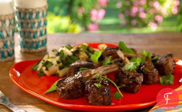 Spice esfregou costeletas de cordeiro Hoisin e com salada Bok Choy grelhada
