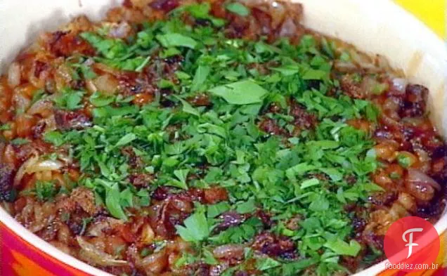 Feijão assado com Bacon e cebola roxa