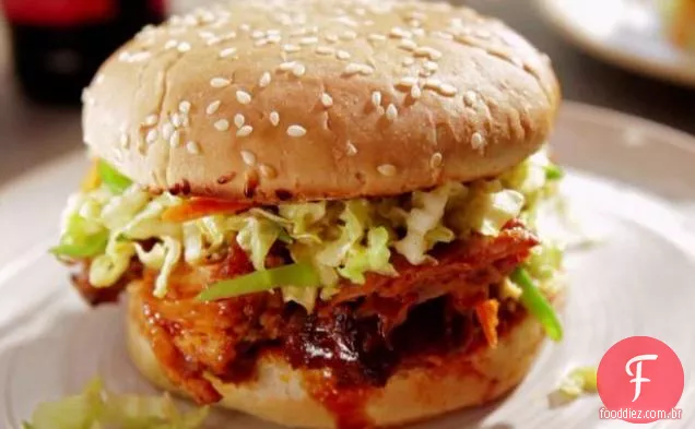 Coreano puxou sanduíche de porco com Slaw Asiático