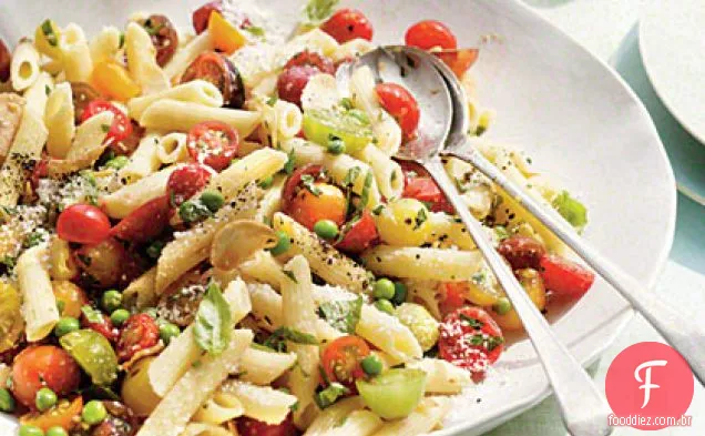 Penne com ervas, tomates e ervilhas