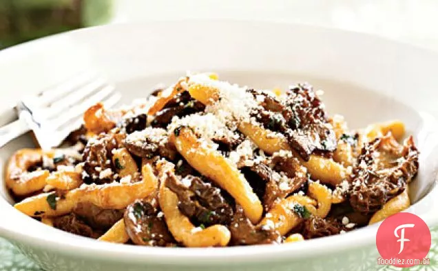 Massa Makaruni com molho de cogumelos Morel