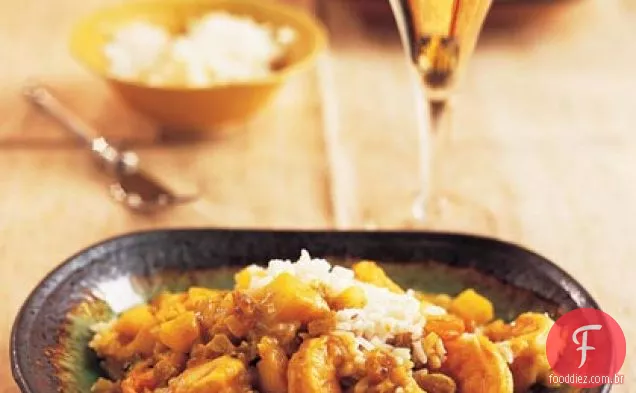Curry de camarão e maçã com passas douradas