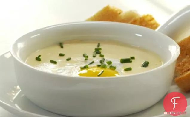 Fondue cremoso com ovo escalfado e baguete