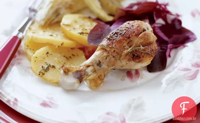 Frango assado com batatas, erva-doce e hortelã