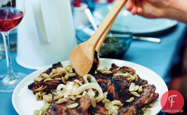 Frango de azeitona com cebola grelhada e óleo de páprica