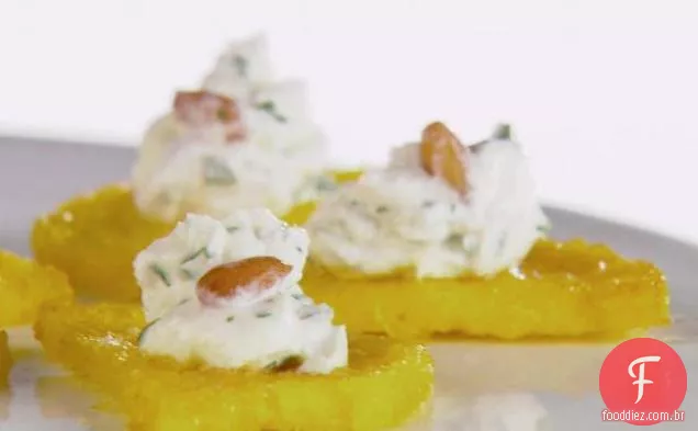 Meia-luas de Polenta com queijo de cabra chicoteado