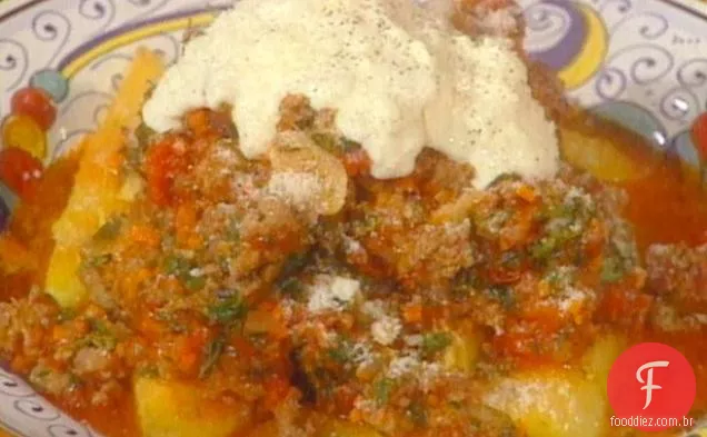 Polenta com salsicha Ragu