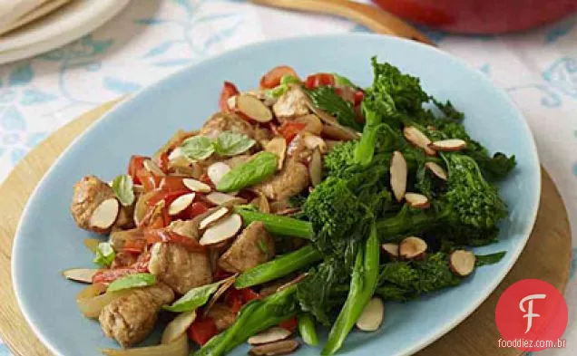 Frango com pimentão, Broccolini e manjericão