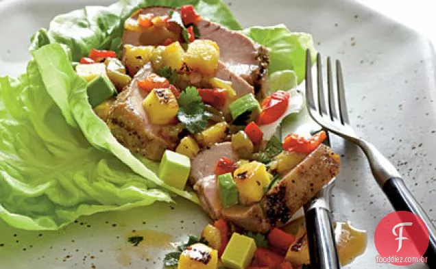 Salada de porco, abacaxi e Anaheim Chile com abacate