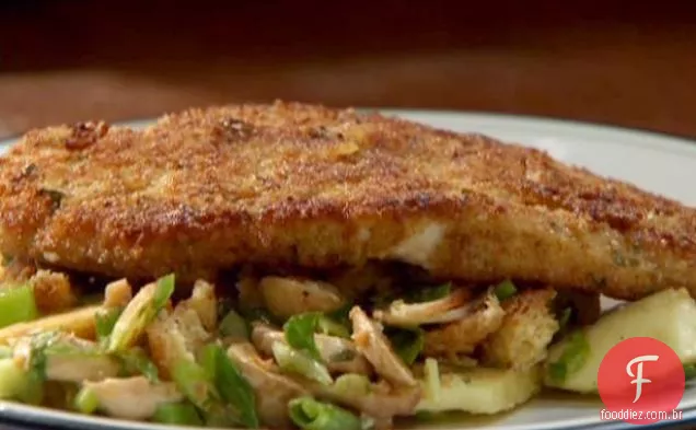 Costeletas de peru com molho e salada de recheio cru